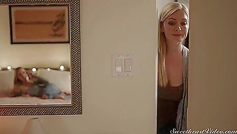 Shemal vandaes with a sexy blonde