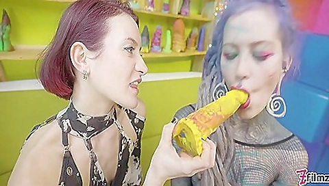 Hot laydowns water to have sex with her pussy