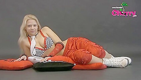 Sexy blonde girl with a sexy bodytu tons of sex